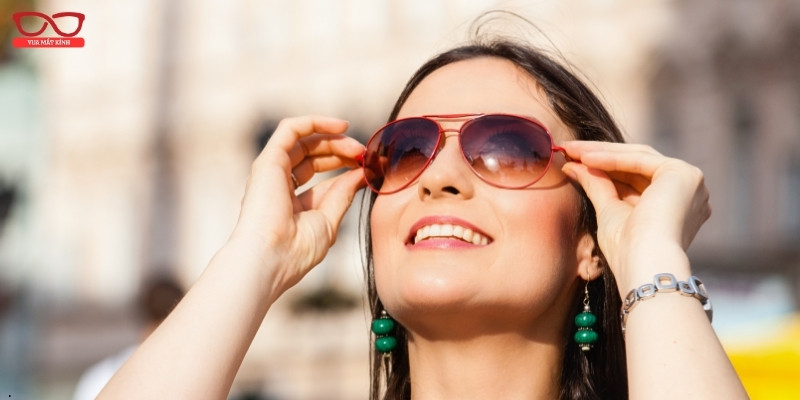Có thể mua kính râm Rayban tại showroom chính hãng